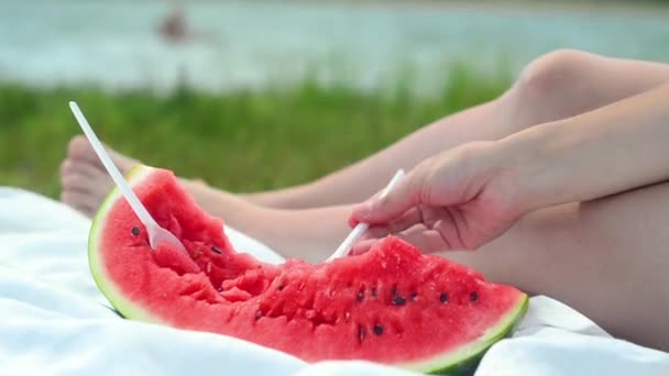 Junge Frau Isst Wassermelone Strand Glück Ruhe Strand Gesunder Lebensstil — Stockvideo