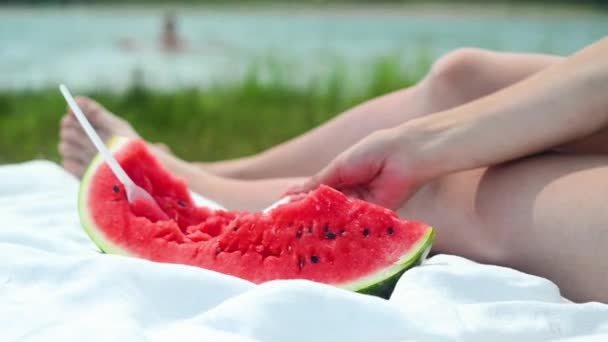 Młoda Kobieta Jedząca Arbuza Plaży Szczęście Odpoczynek Plaża Zdrowy Styl — Wideo stockowe