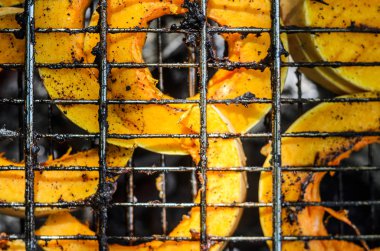 Izgara ızgara üzerinde Pişmiş kabak dilimleri.