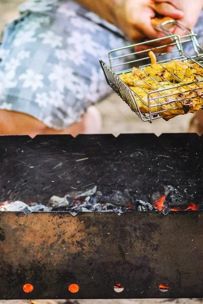 Homem segurar uma grade de grelha com carne de frango — Fotografia de Stock