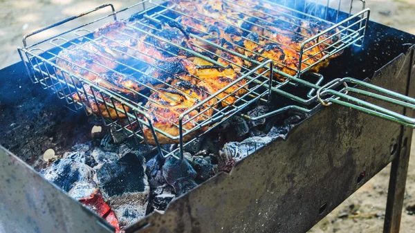 Cozinhar frango grelhado em carvão quente . — Fotografia de Stock