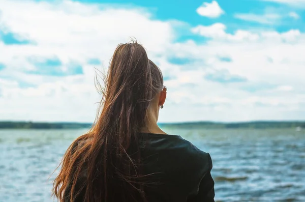 Mladá žena se dívá na mořský horizont — Stock fotografie