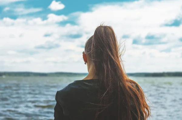 Jovem mulher olhar para o mar horison — Fotografia de Stock