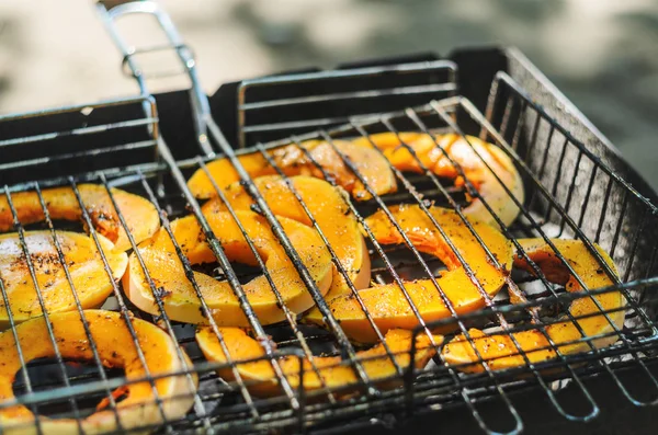 Gebackene Kürbisscheiben auf dem Grill. — Stockfoto