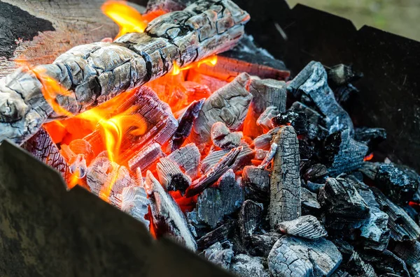 Heiße Kohlen in der Grillgrube — Stockfoto