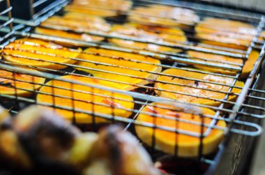 Izgara ızgara üzerinde Pişmiş kabak dilimleri.