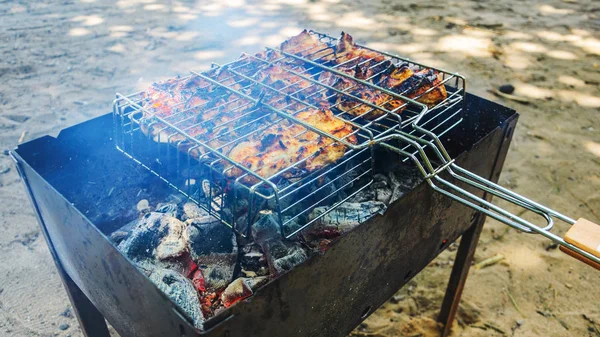 Grillhähnchen auf heißen Kohlen zubereiten. — Stockfoto