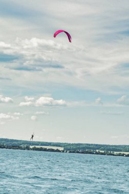 Bir kiteboarder dalgalar sürme