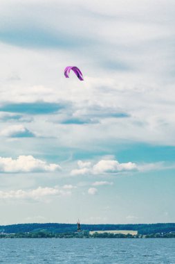Bir kiteboarder dalgalar sürme