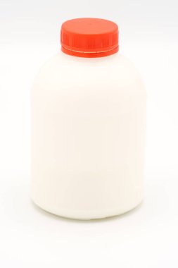 Beyaz arka plan üzerinde plastik şişe tutkal konteyner