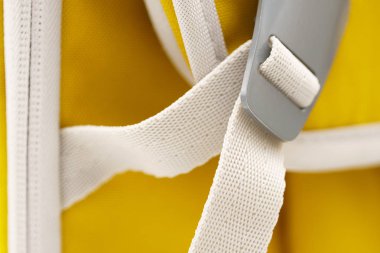 Beyaz kayış üzerinde kilitli gri metal toka