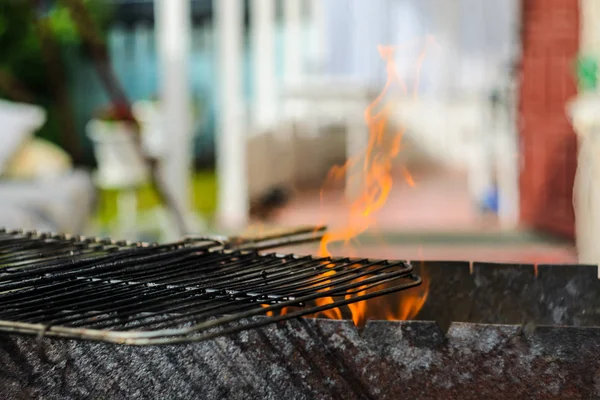 Mřížka grilu se zahřívá na uhlíky — Stock fotografie
