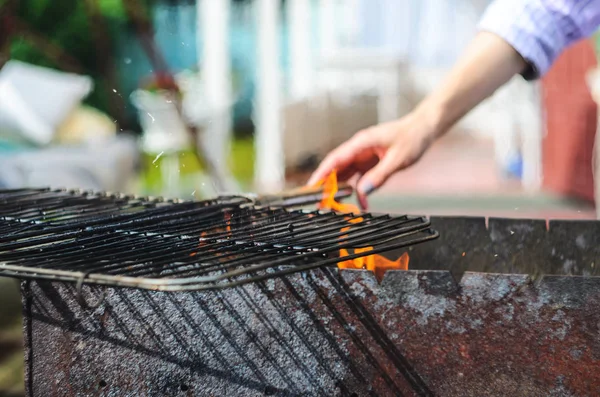 Das Gitter eines Grills wird auf Kohlen warm — Stockfoto