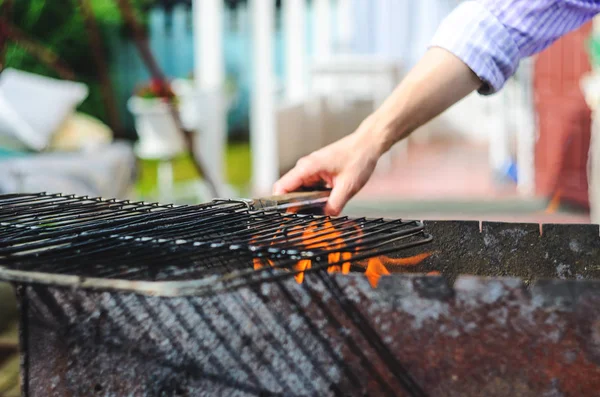 Das Gitter eines Grills wird auf Kohlen warm — Stockfoto