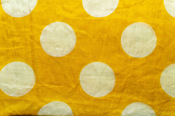 Желтая синтетическая подкладка со складками. Смятый лист или одежда фон
,