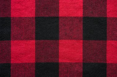 Kafesteki Siyah ve Kırmızı Kumaş