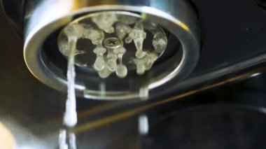 Kahve makinesinin demleme makinesinden su akıyor. Profesyonel kahve imalatçısı. Espresso yapıyorum. Yakın plan. Yavaş çekim