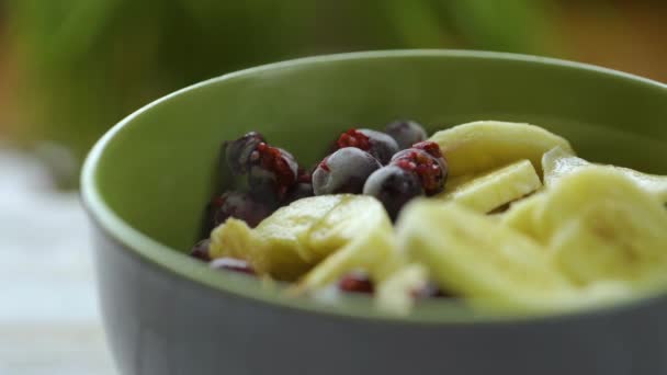 Harina Avena Caliente Con Plátano Grosellas Desayuno Saludable Saludable Nutrición — Vídeo de stock