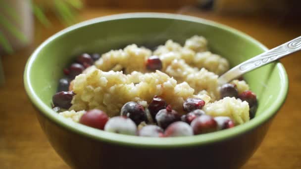 Harina Avena Caliente Con Plátano Grosellas Desayuno Saludable Saludable Nutrición — Vídeo de stock