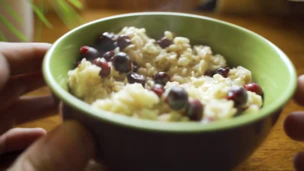 Muzlu Üzümlü Sıcak Yulaf Ezmesi Sağlıklı Sağlıklı Bir Kahvaltı Beslenme — Stok video