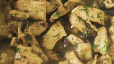 Dereotlu ve kuru erikli tavuk kızarmış. Sosta pişirilmiş küçük fileto parçaları..