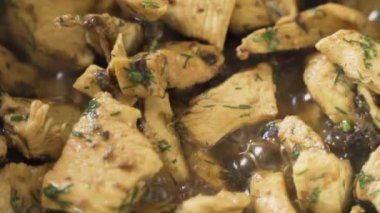 Dereotlu ve kuru erikli tavuk kızarmış. Sosta pişirilmiş küçük fileto parçaları..