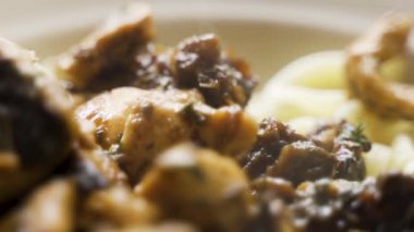 Dereotlu ve kuru erikli buğulanmış tavuk. Sosta pişirilmiş küçük fileto parçaları. Yakın plan..