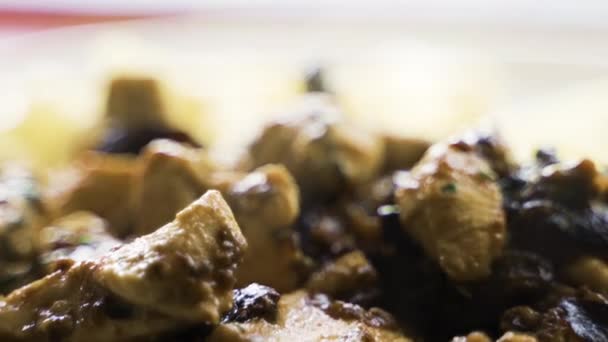 Pollo Vapore Con Aneto Prugne Secche Piccoli Pezzi Filetto Cotti — Video Stock