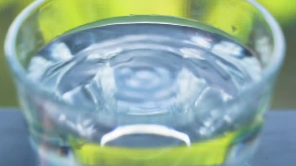 Vibration Eau Dans Une Tasse Verre Gros Plan — Video