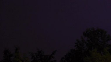 Güçlü bir fırtına sırasında karanlık gökyüzünde gerçek şimşekler çakar. Döngülü görüntüler