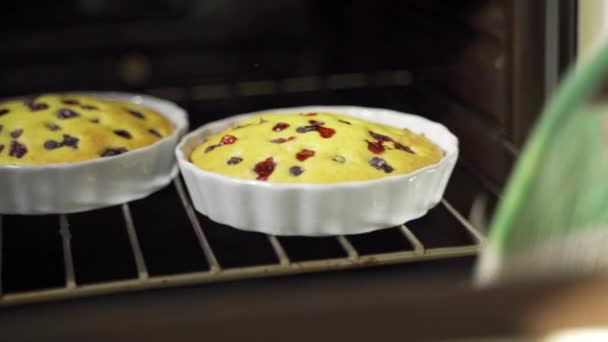 오븐에서 꺼내는 베이킹 접시에 비스킷 타르트 건포도를 곁들인 맛있는 디저트 — 비디오