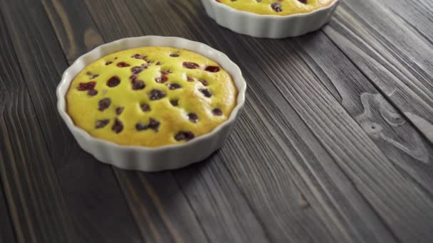 Berry Biscuit Mini Taartjes Een Ovenschaal Smakelijk Dessert Met Krenten — Stockvideo