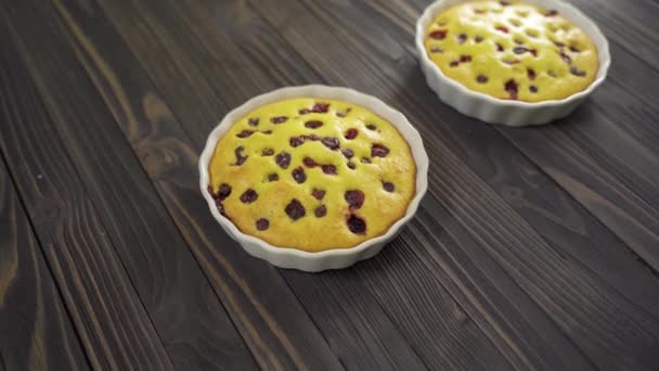 Berry Keksz Mini Sütemények Sütés Csészébe Ízletes Desszert Ribizli Sötét — Stock videók