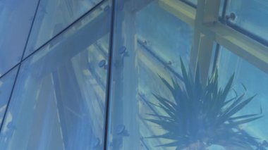 Cam Perde Cephe Duvarı. Örümcek Cam Sistemi Bağlantı Elemanları. Cephe Detay. Mimari Soyut Arka Plan. Modern Bina Tilt Up Vitrini