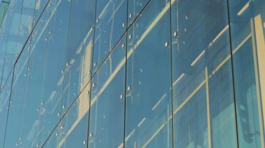 Cam Perde Önü Duvarı İnşaatı. Örümcek Cam Sistemi 'nin Fasteners elementleri. Ön cephe müfrezesi. Mimari Soyut Arkaplan. Yukarı Eğil