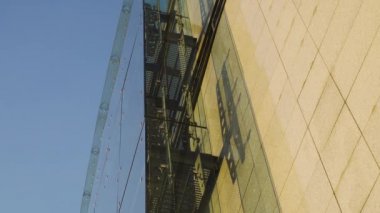 Cam Perde Önü Duvarı İnşaatı. Örümcek Cam Sistemi 'nin Fasteners elementleri. Ön cephe müfrezesi. Mimari Soyut Arkaplan. Yukarı Eğil