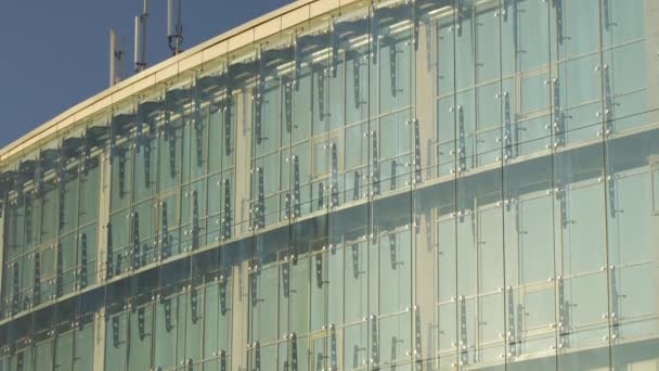 玻璃幕墙建筑 蜘蛛玻璃系统的紧固件元件 立面细节 建筑背景 倾斜向上 — 图库视频影像