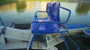 Sahilde mavi katamaranlar var. Katamaran kiralama. Nehir ve sity su taşıma. Seyahat tatili için tekne. Pan Sol