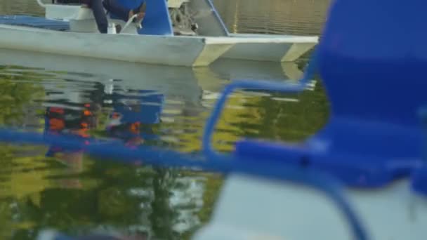 Blaue Katamarane Wasser Katamaran Verleih Fluss Und Wassertransport Boot Für — Stockvideo