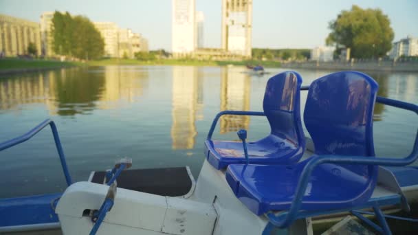 Blaue Katamarane Wasser Katamaran Verleih Fluss Und Wassertransport Boot Für — Stockvideo