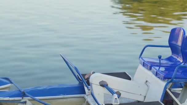 Modré Katamarány Nábřeží Pronájem Katamaran Vodní Doprava Říční Zvodnělost Loď — Stock video