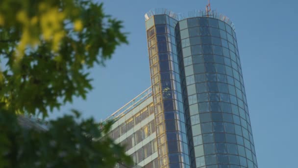 Glashissen Går Ner Den Inglasade Fasaden Skyskrapa Glas Gardin Fasad — Stockvideo