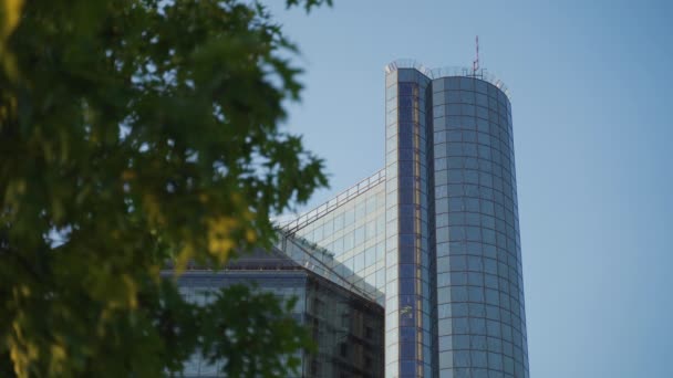 Ein Gläserner Aufzug Fährt Die Verglaste Fassade Des Wolkenkratzers Hinauf — Stockvideo
