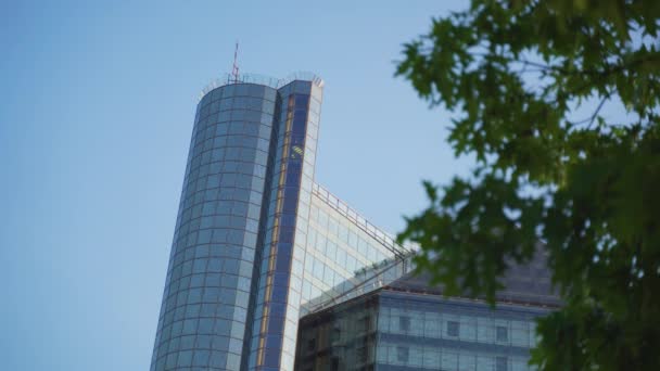 Der Gläserne Aufzug Fährt Die Verglaste Fassade Des Wolkenkratzers Hinunter — Stockvideo