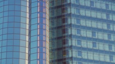 Cam Asansör Gökdelenin Sırlı Cephesinden Aşağı Gidiyor. Cam Perde Cephe Duvar Arka Planı.