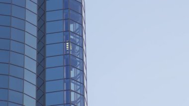 Cam Asansör Gökdelenin Sırlı Cephesinden Aşağı Gidiyor. Cam Perde Cephe Duvar Arka Planı.
