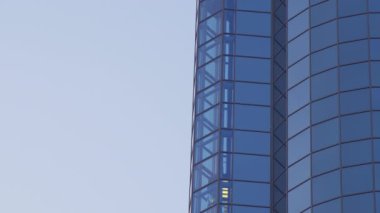 Cam Asansör Gökdelenin Sırlı Cephesine Çıkıyor. Cam Perde Cephe Duvar Arka Planı.