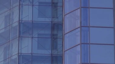 Cam Asansör Gökdelenin Sırlı Cephesinden Aşağı Gidiyor. Cam Perde Cephe Duvar Arka Planı.
