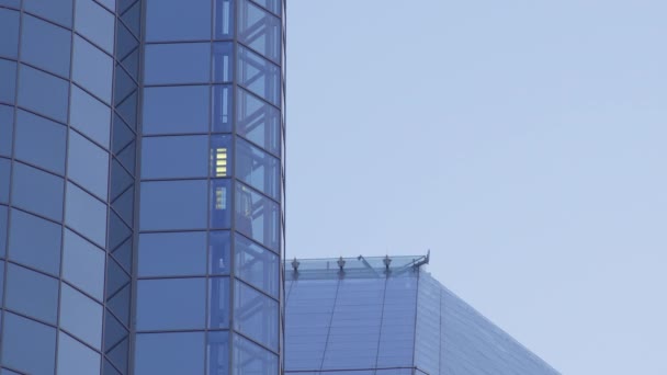 Скляний Ліфт Спускається Вниз Заскленим Фасадом Хмарочоса Скляна Завіса Фасад — стокове відео