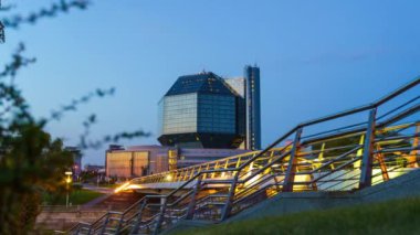 Minsk, Beyaz Rusya - 8 Eylül 2019: Akşam Milli Kütüphane binası. Günbatımı. Timelapse. Yakınlaştırma